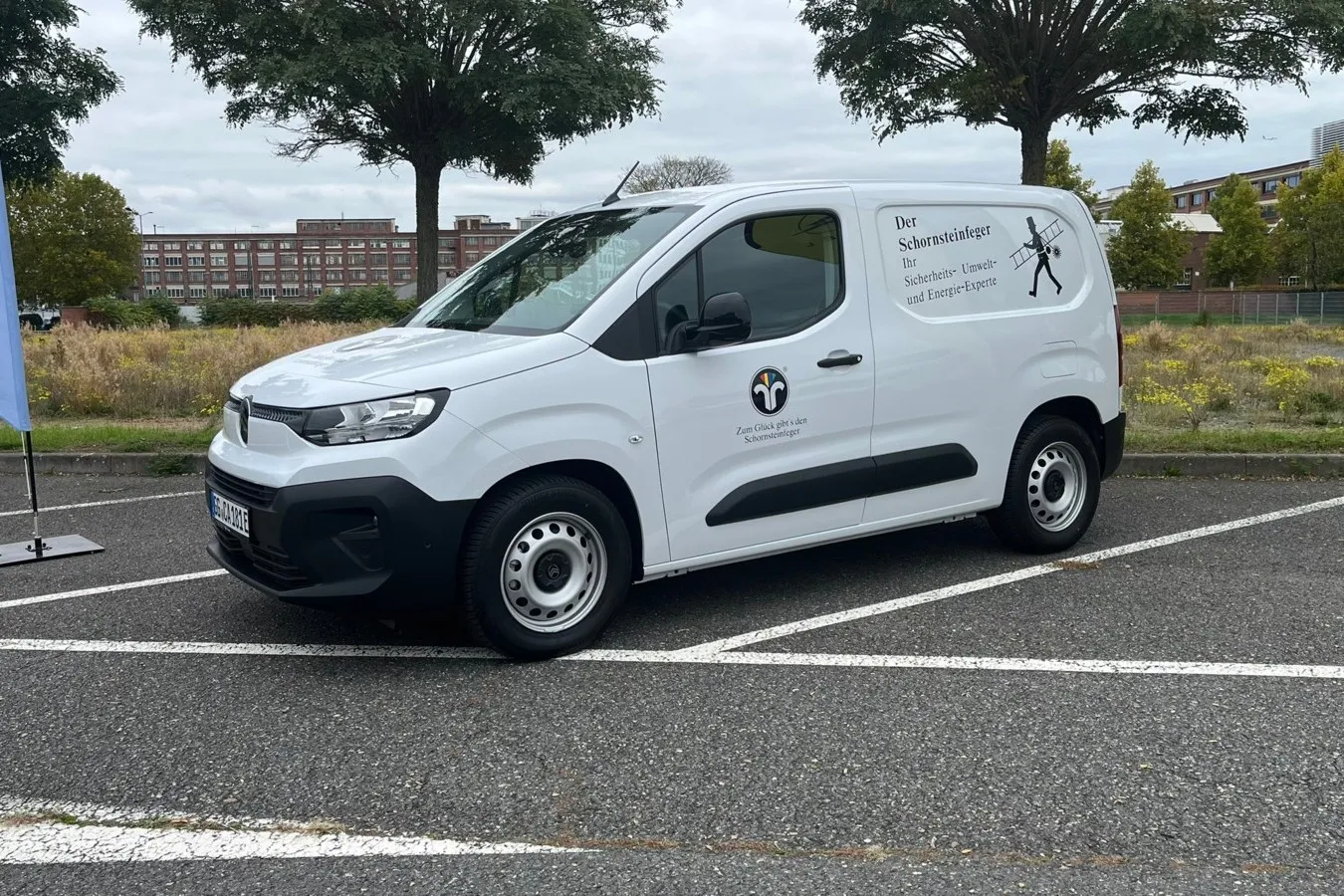 Den Citroen Berlingo Kastenwagen gibt es mit einer speziellen Ausstattung für Schornsteinfeger.